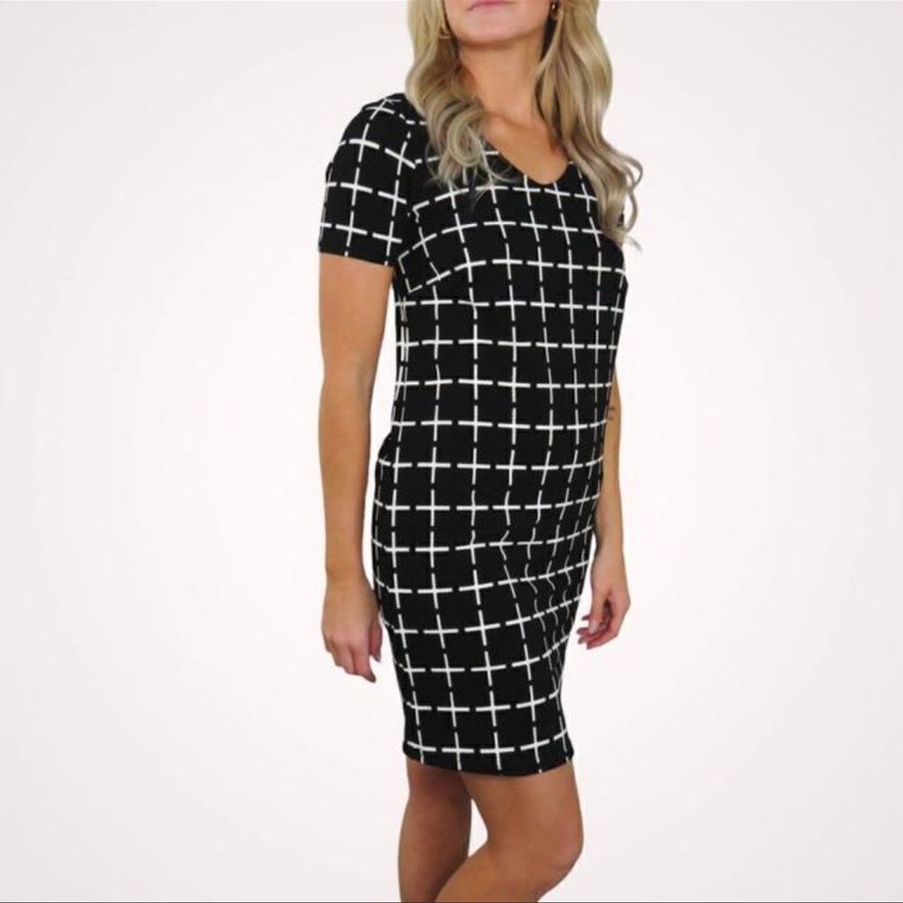 Romeo + Juliet S Black White Cross Print Short Sleeve V-Neck Shift Dress
